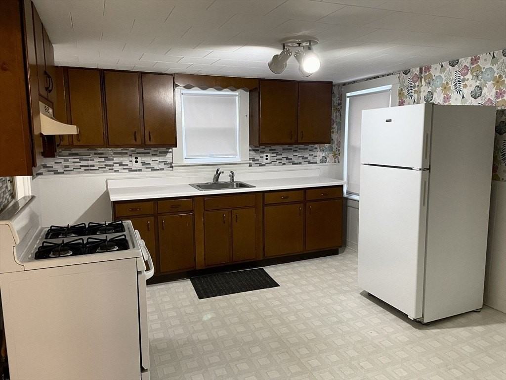 126 Lowell St #R - Photo 2 of 16