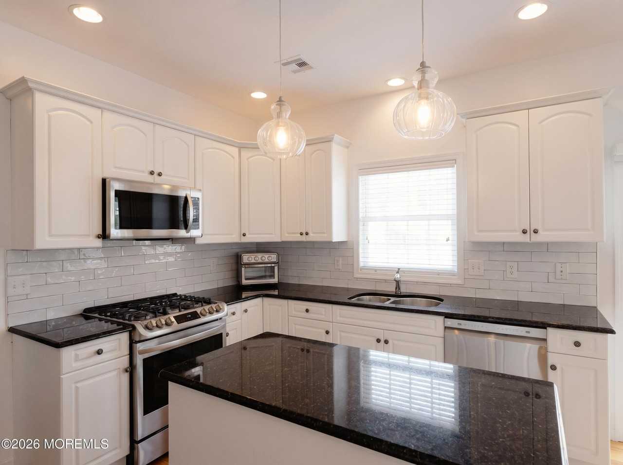 979 Ocean Ave - Photo 4 of 20