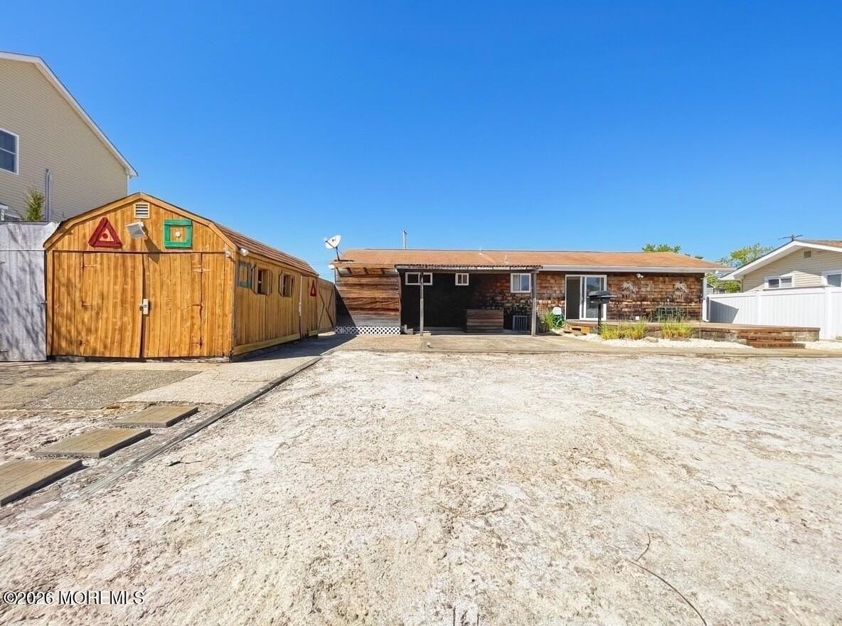 1813 Capstan Dr - Photo 2 of 37