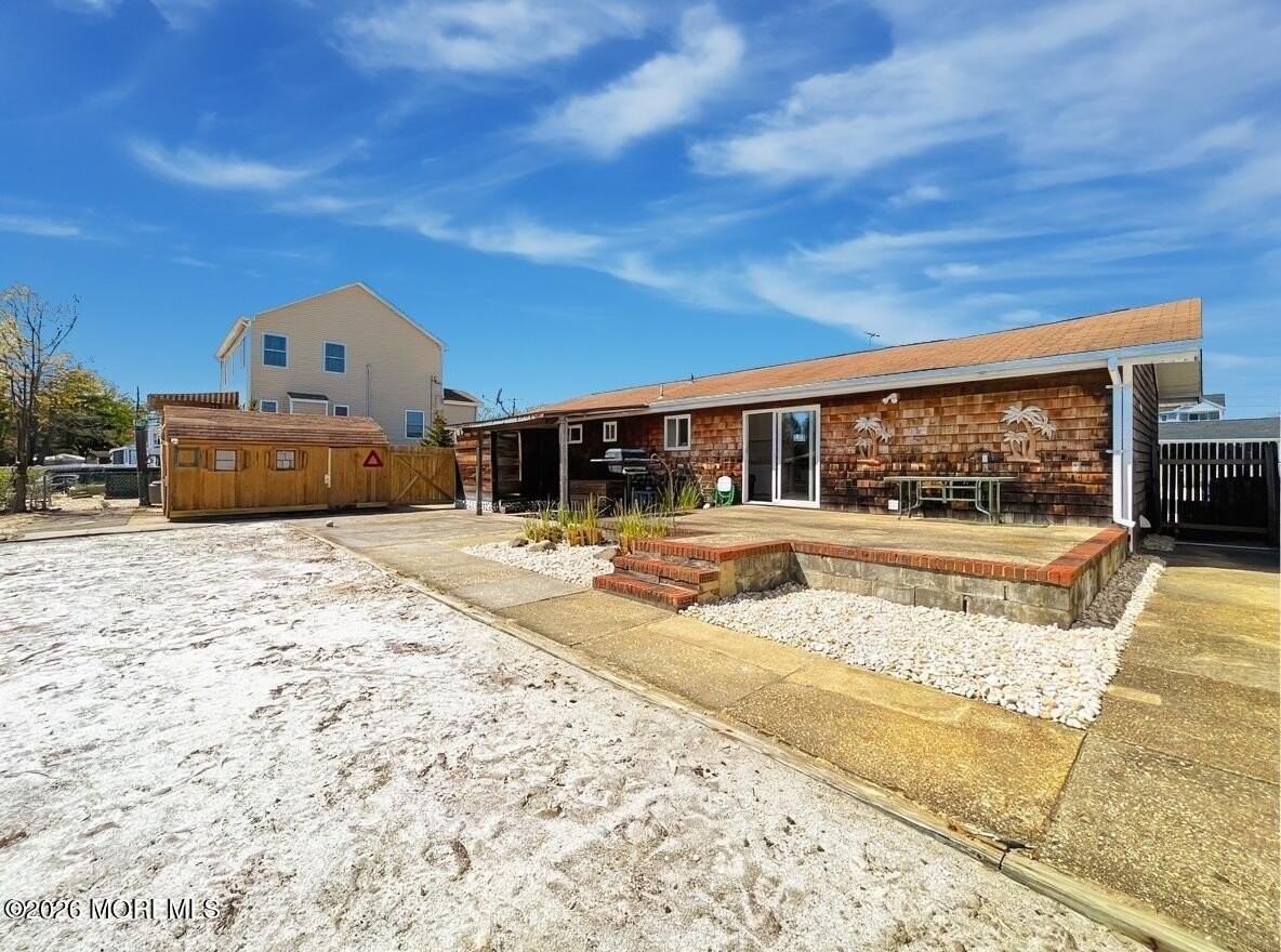 1813 Capstan Dr - Photo 3 of 37