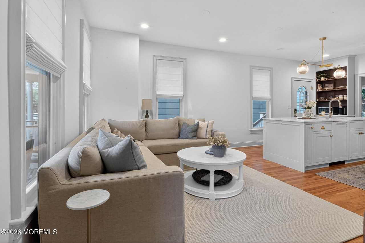 142 Heck Ave - Photo 6 of 38