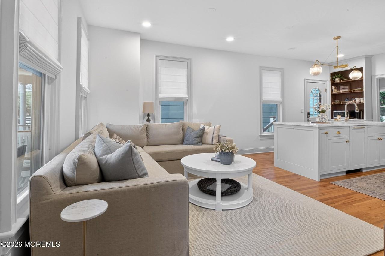 142 Heck Ave - Photo 7 of 38