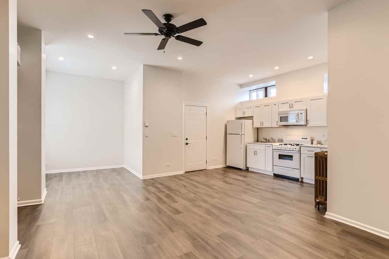 226 E Illinois St #6 - Photo 5 of 15