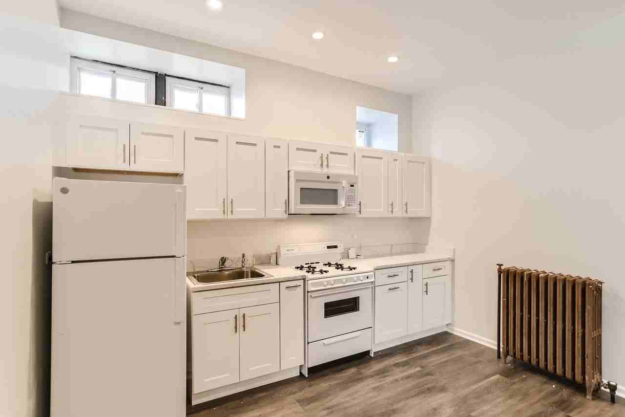 226 E Illinois St #6 - Photo 6 of 15