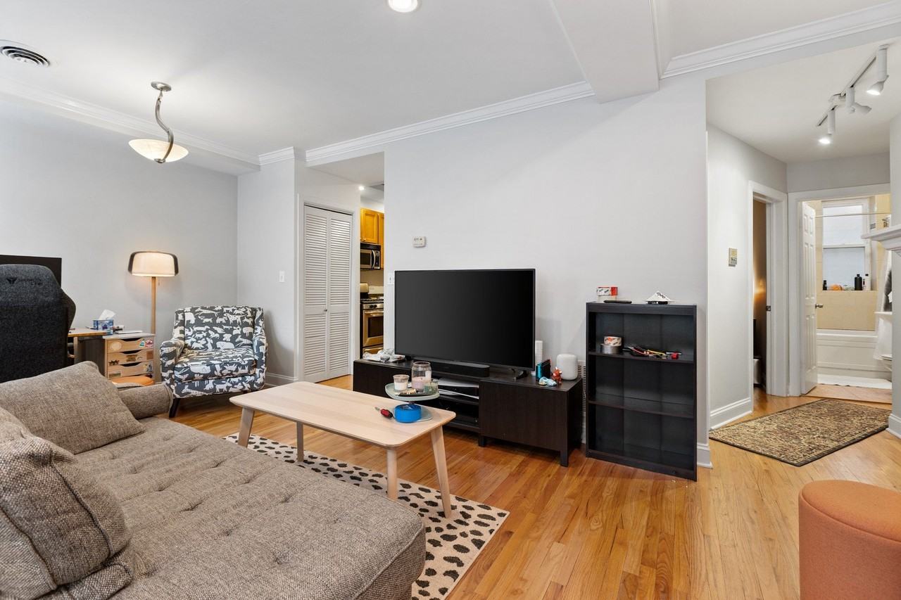 945 W Gordon Ter #1E - Photo 7 of 15