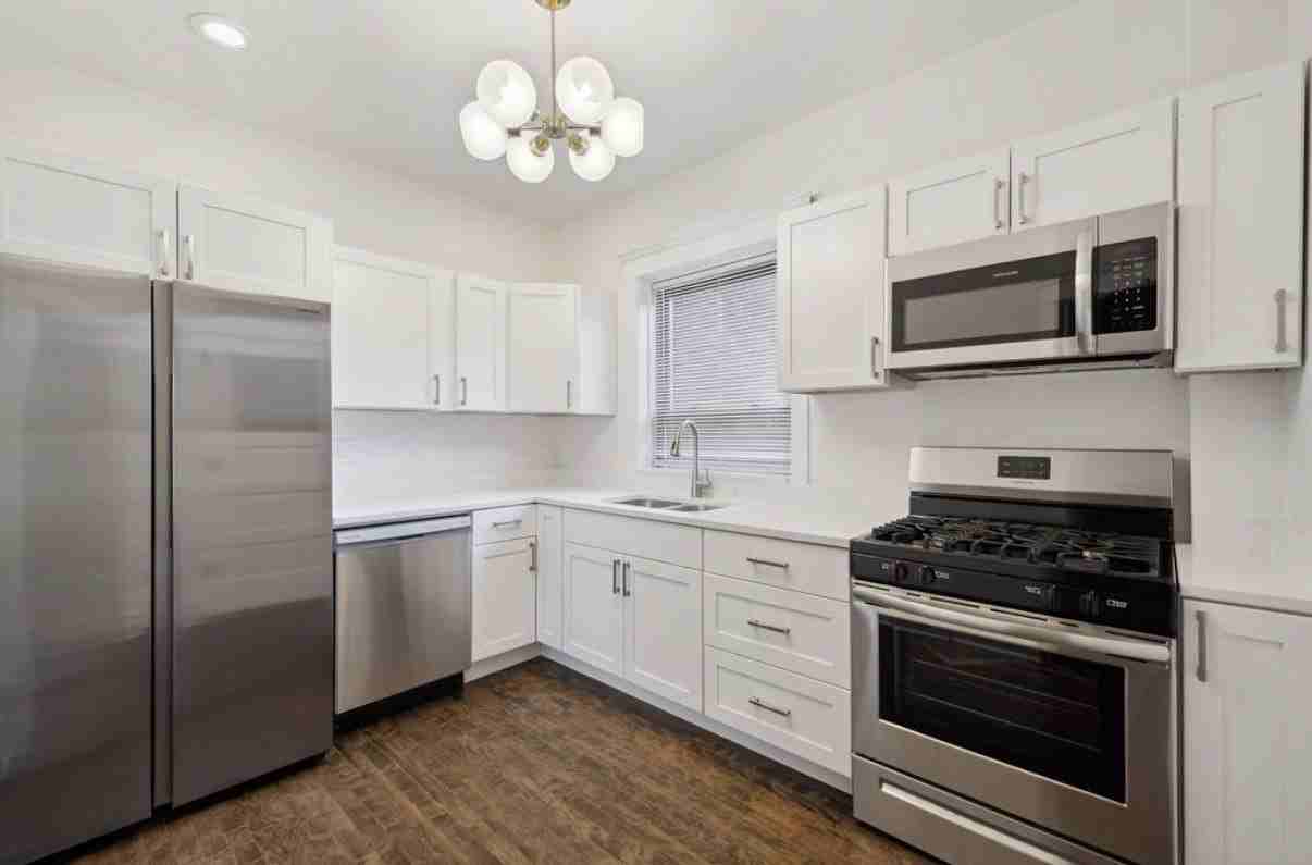 2207 W School St #1W - Photo 2 of 17