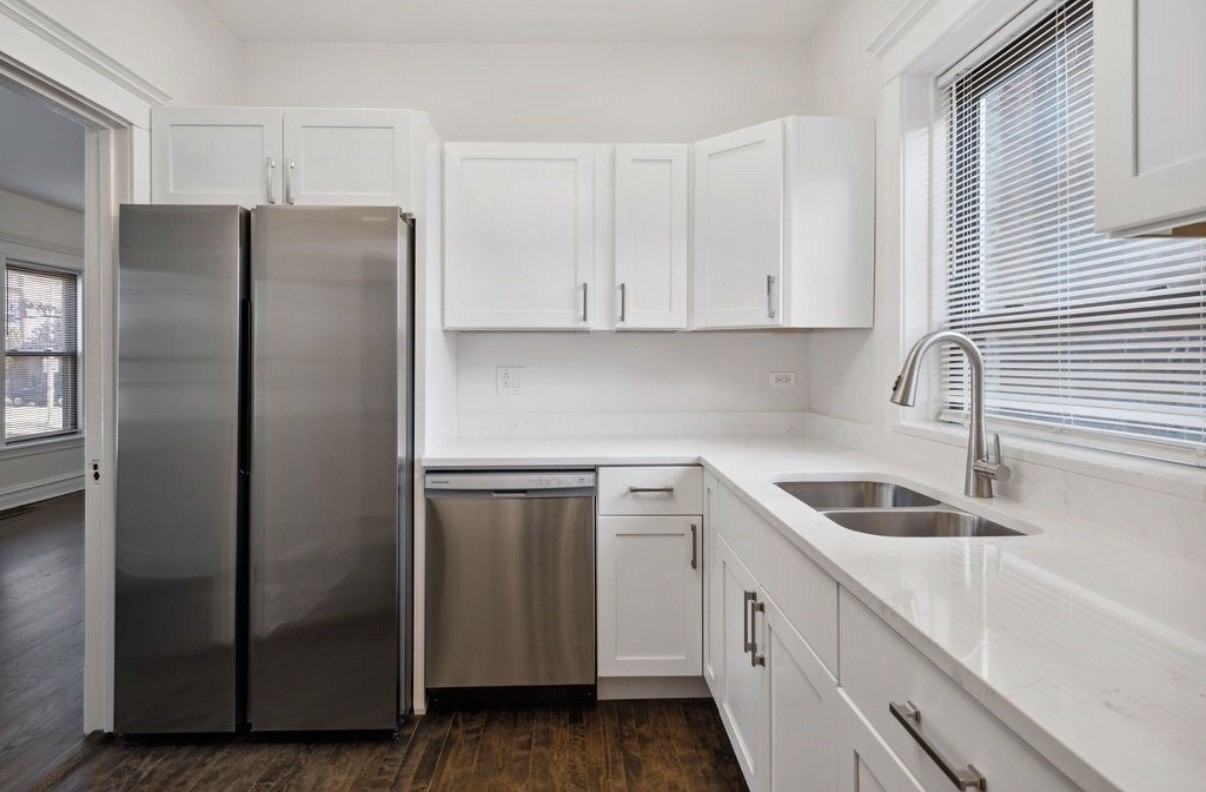 2207 W School St #1W - Photo 3 of 17