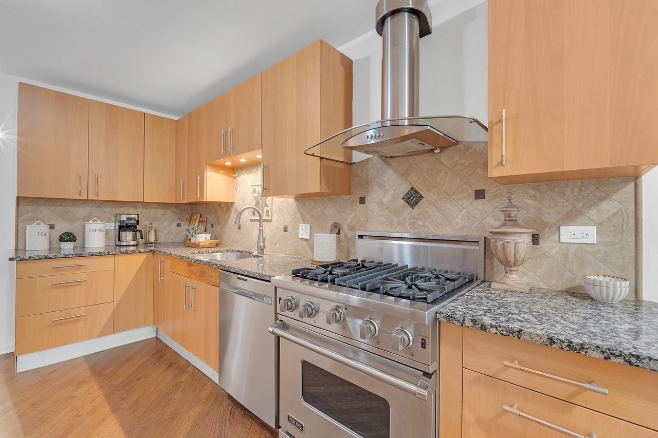 141 Manchester Ct - Photo 7 of 43