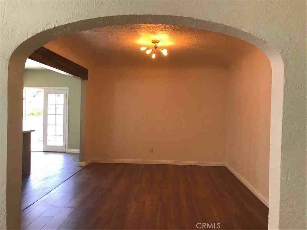 110 E Newby Ave - Photo 3 of 10