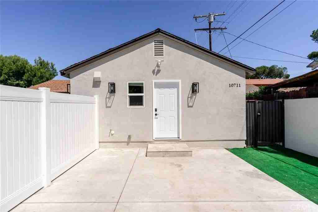 10711 Cantlay St - Photo 2 of 14
