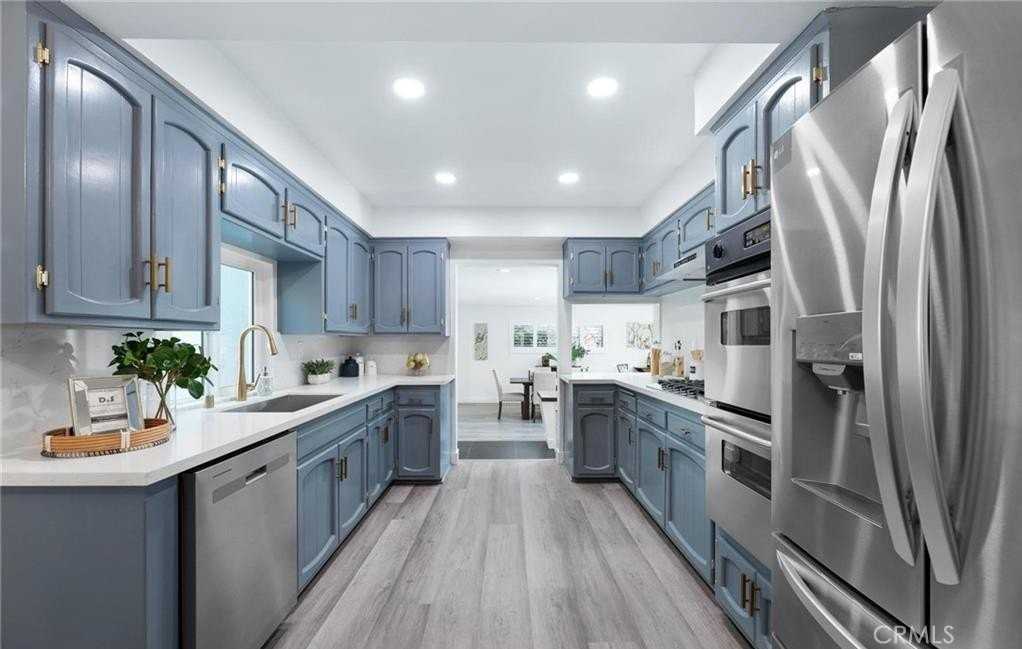 8356 Vanalden Ave - Photo 5 of 46