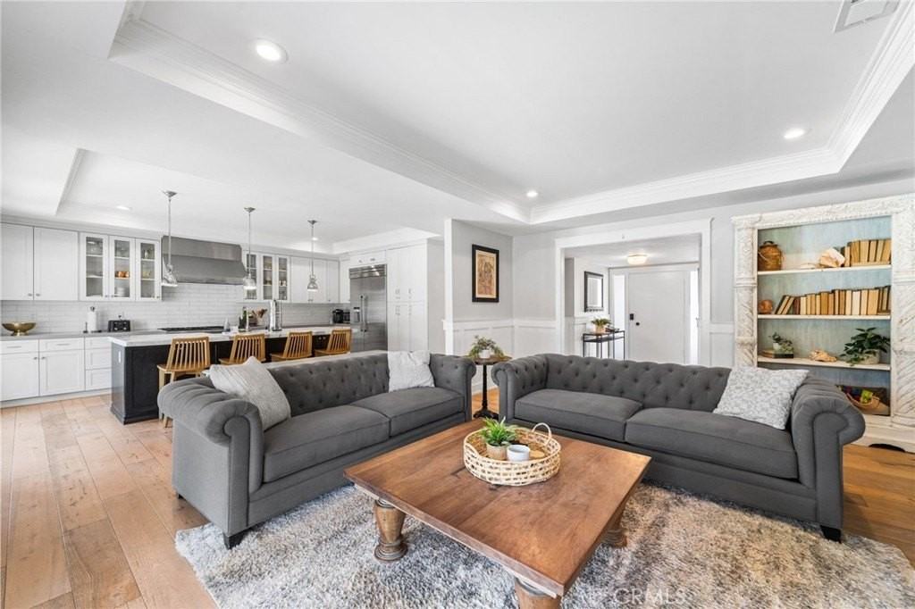 1191 Saint Vincent Pl - Photo 5 of 33