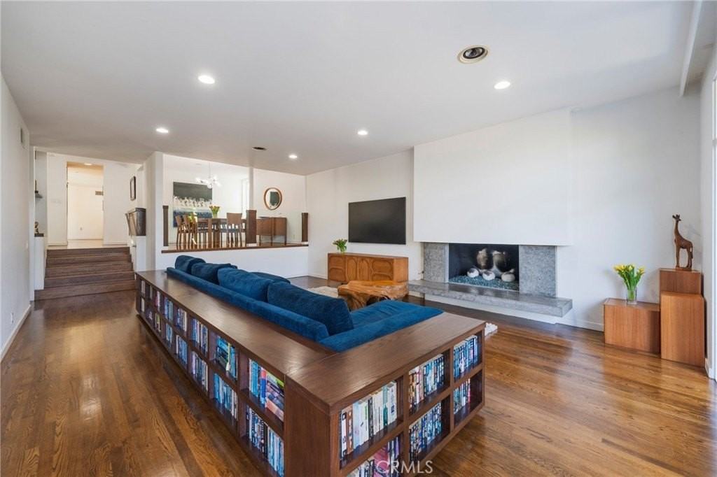 2404 Laurel Ave - Photo 4 of 44