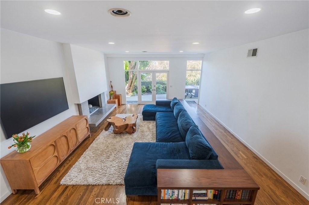 2404 Laurel Ave - Photo 6 of 44