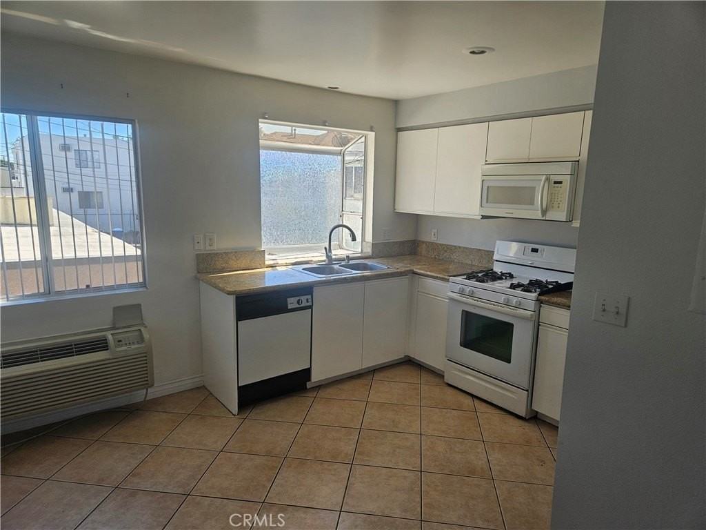 14159 Gilmore St #9 - Photo 5 of 11