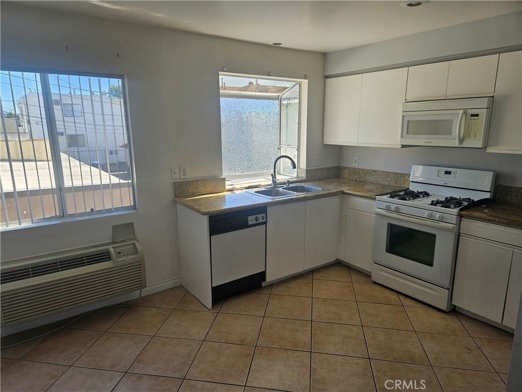 14159 Gilmore St #9 - Photo 6 of 11