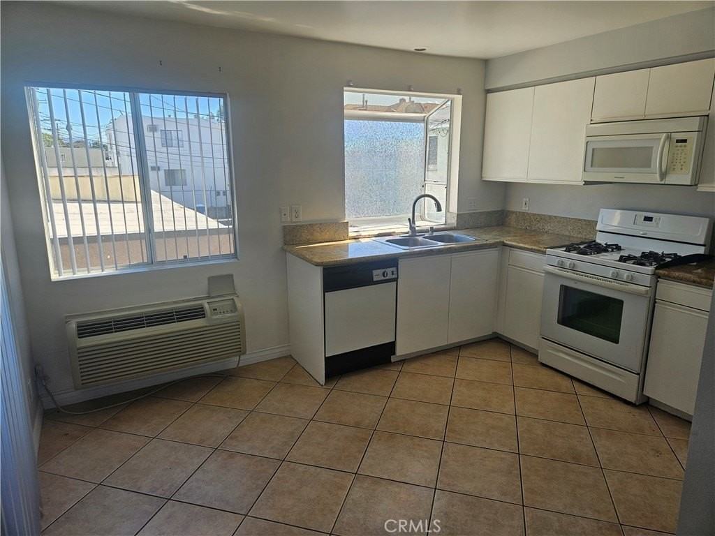 14159 Gilmore St #9 - Photo 7 of 11