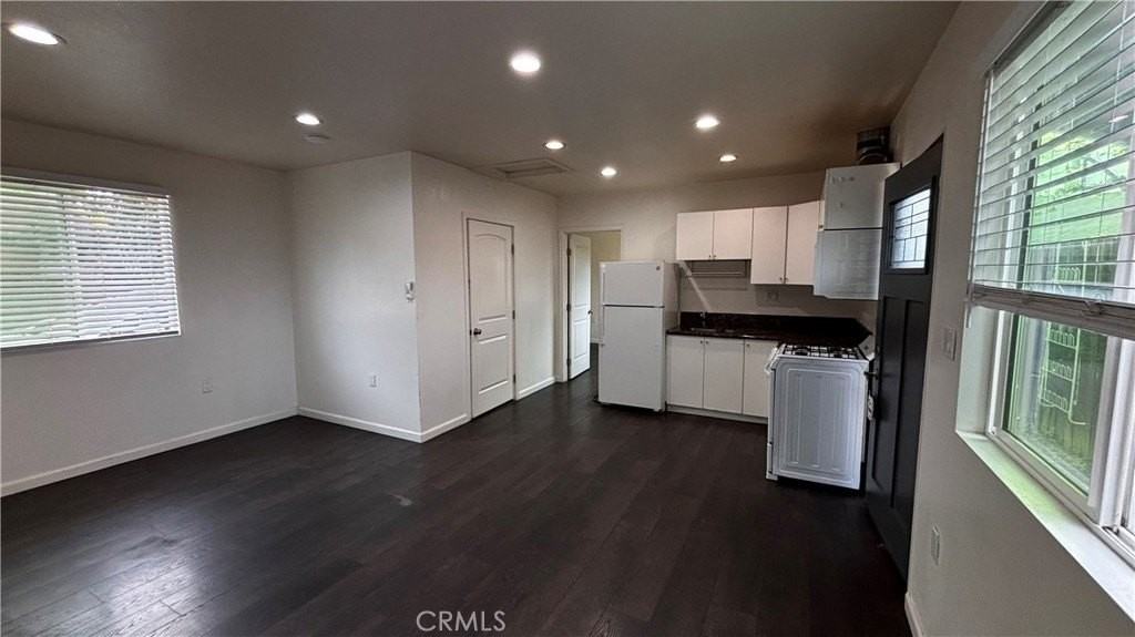 7922 Lindley Ave - Photo 4 of 11