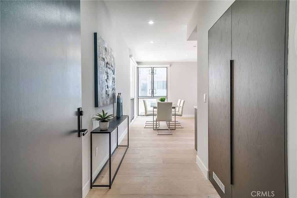 1148 N Detroit St #1B - Photo 2 of 22