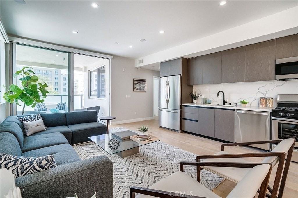 1148 N Detroit St #1B - Photo 4 of 22