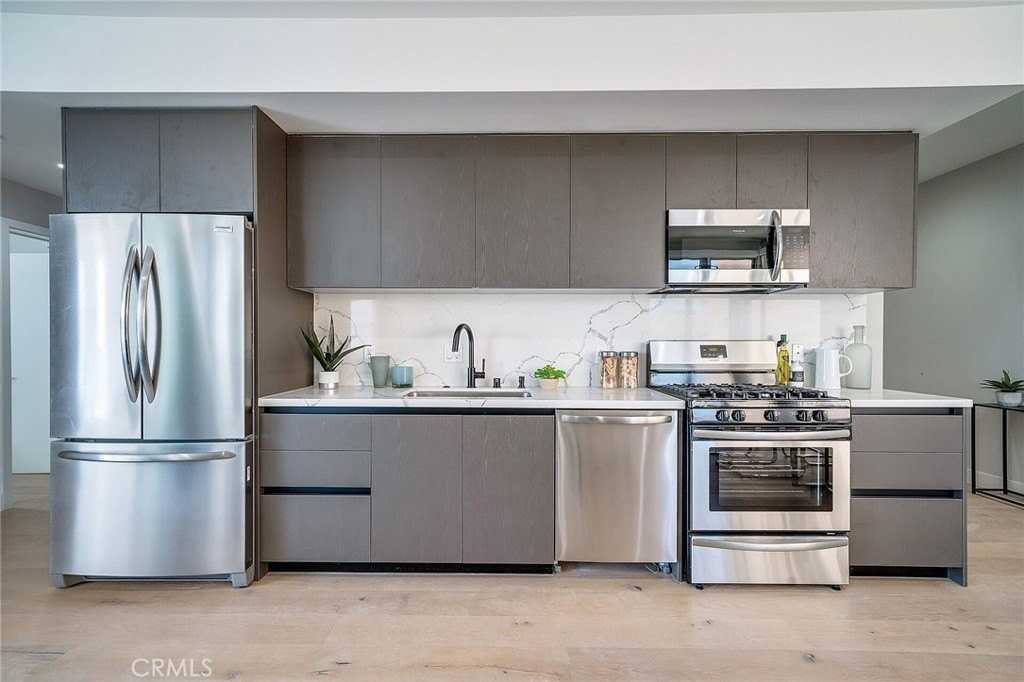 1148 N Detroit St #1B - Photo 6 of 22