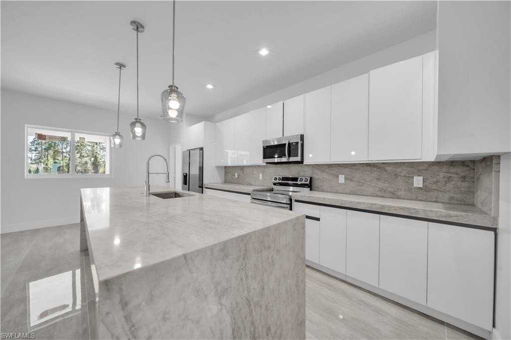 828 Genoa Ave S - Photo 5 of 33