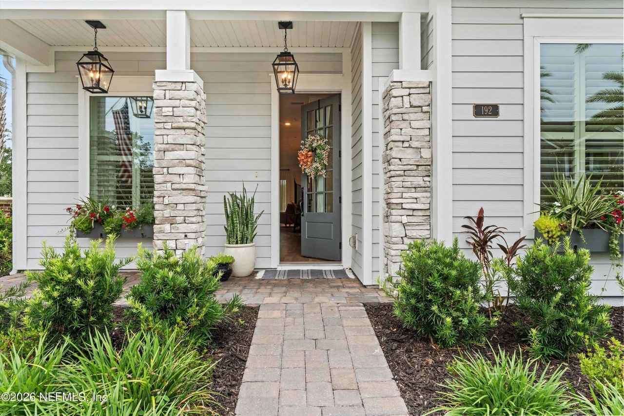 192 Park Center Ave - Photo 4 of 38