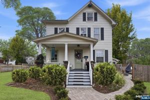 featured image of 122 Prospect St