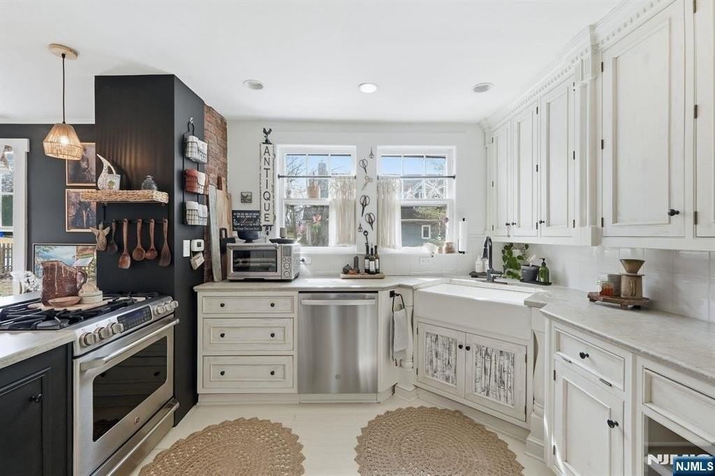 122 Prospect St - Photo 4 of 12