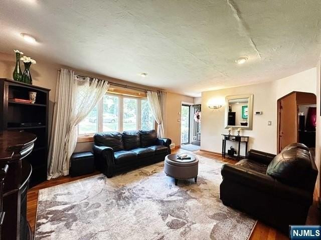 321 Maplewood Dr - Photo 4 of 29