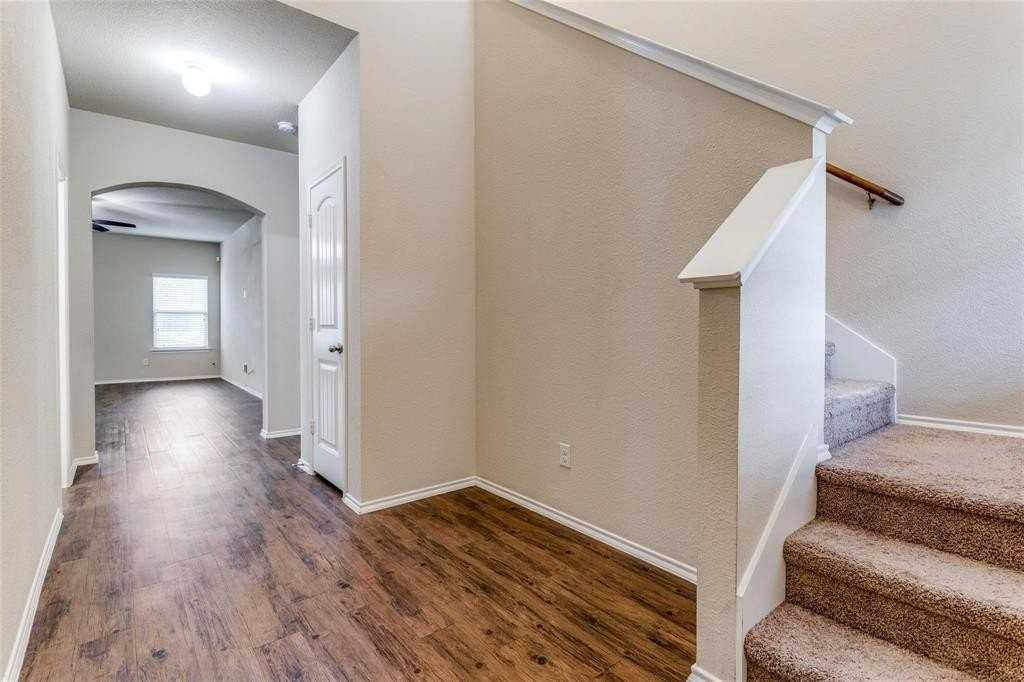 2903 Castlebend Dr - Photo 4 of 26