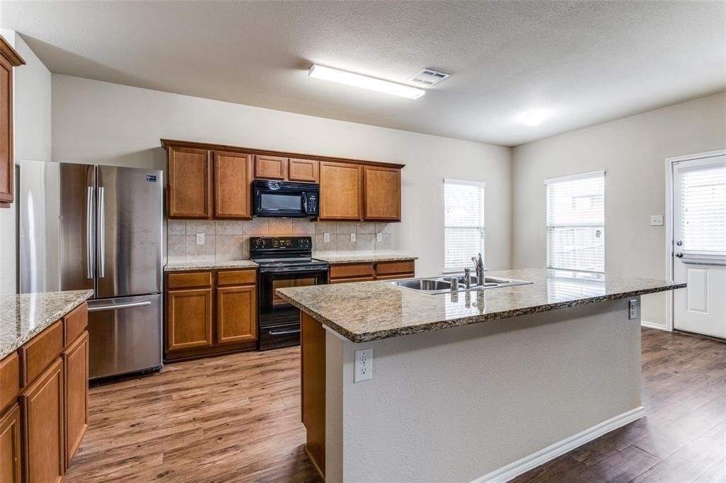 2903 Castlebend Dr - Photo 7 of 26