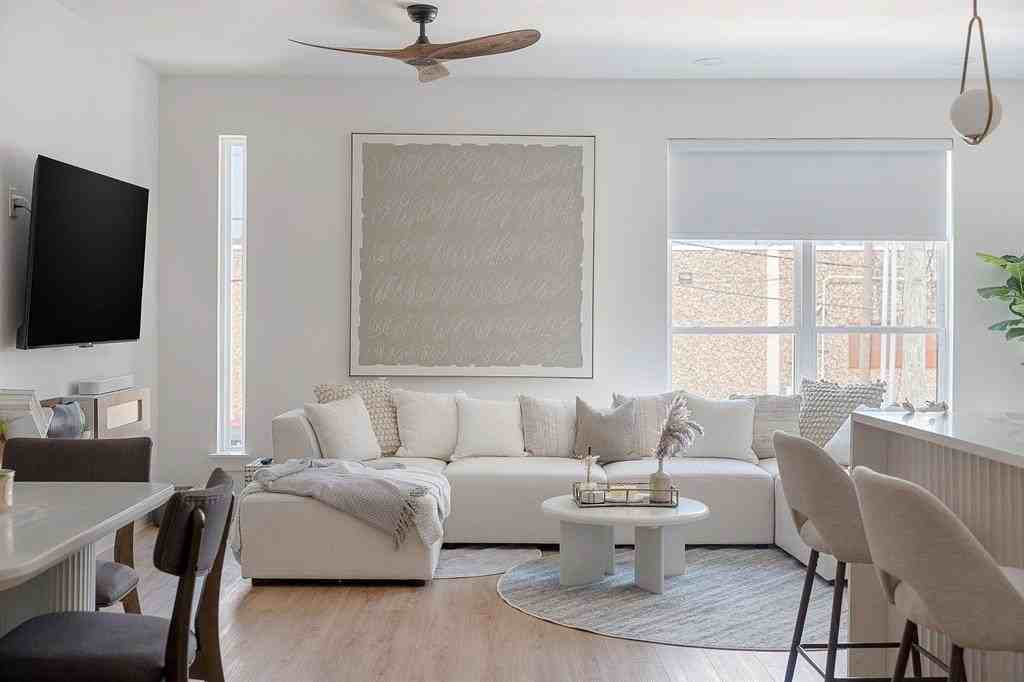 167 S Prairie Ave - Photo 3 of 7