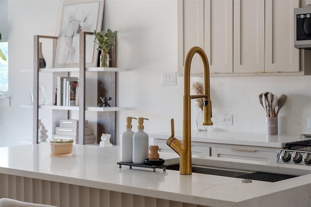 167 S Prairie Ave - Photo 4 of 7