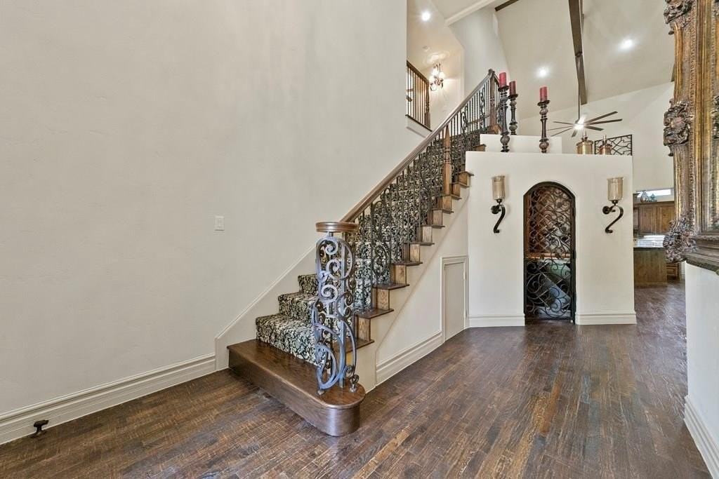 6719 Springwood Ln - Photo 2 of 33