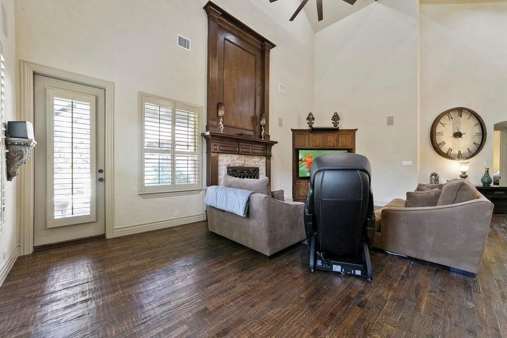 6719 Springwood Ln - Photo 6 of 33