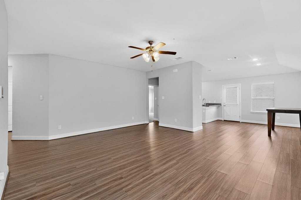 1412 Waverley Dr - Photo 4 of 25