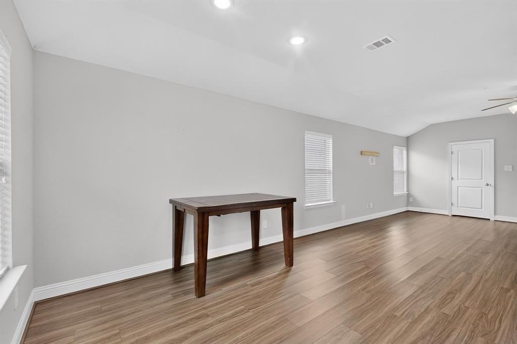 1412 Waverley Dr - Photo 5 of 25