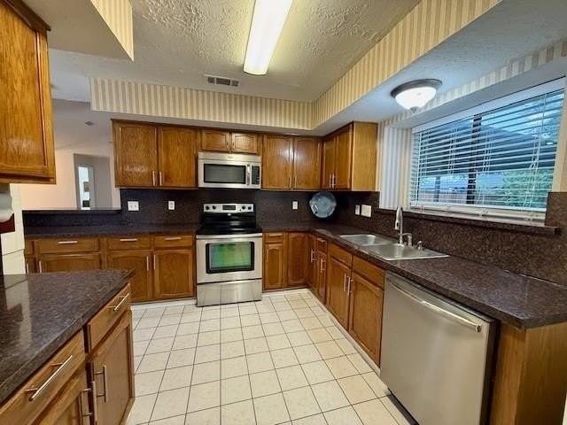 1116 Glyndon Dr - Photo 3 of 14