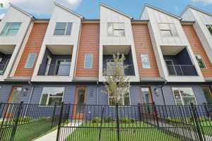 featured image of 4204 San Jacinto St #103