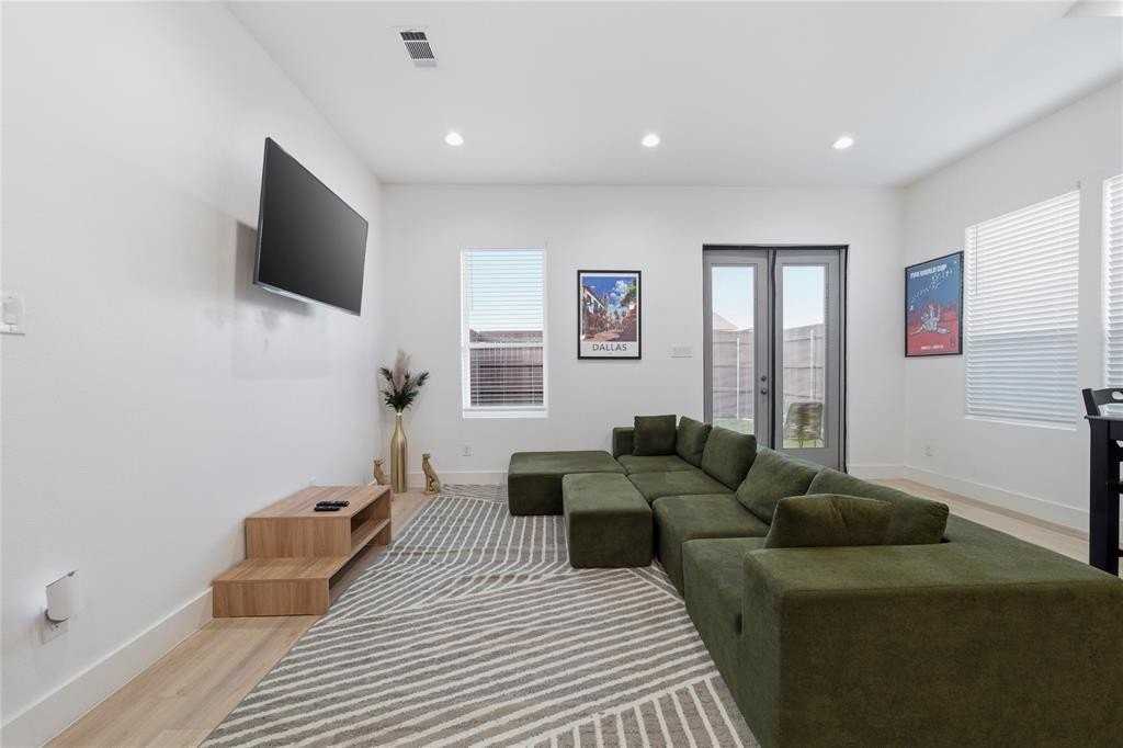 2404 Merlin St - Photo 4 of 36