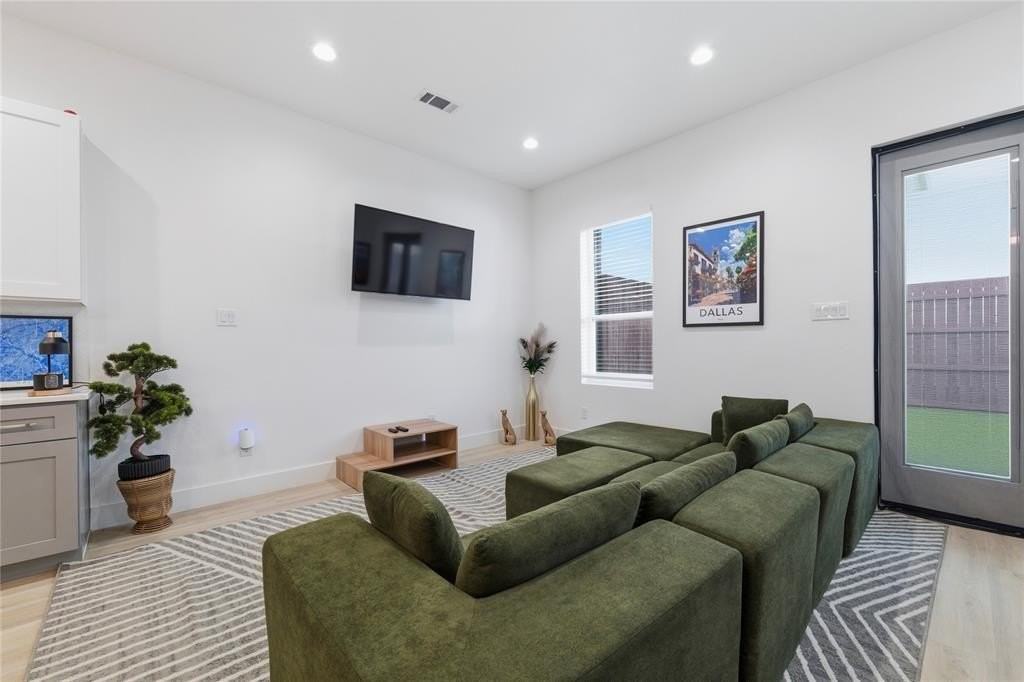 2404 Merlin St - Photo 5 of 36