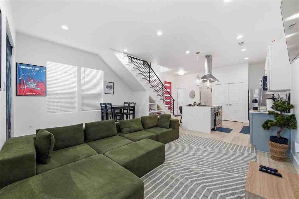 2404 Merlin St - Photo 6 of 36