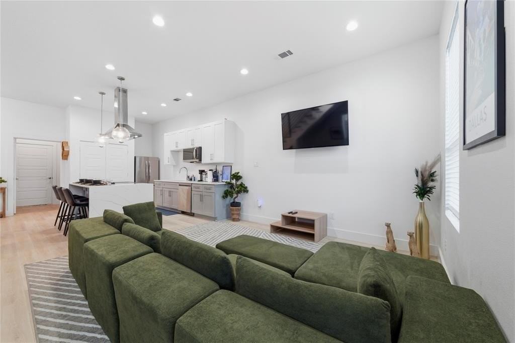 2404 Merlin St - Photo 7 of 36