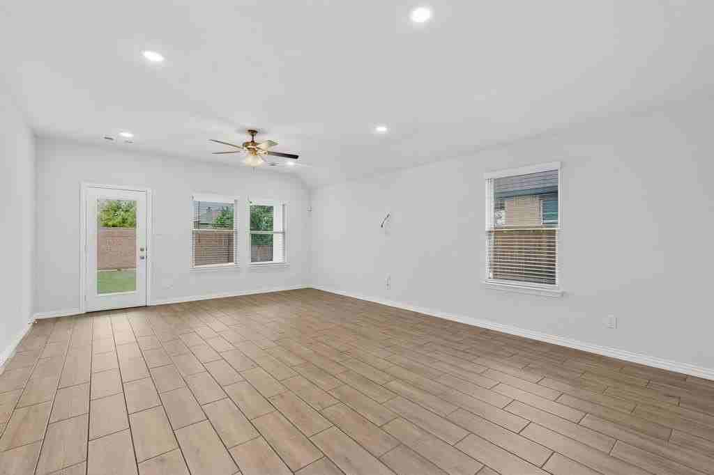 4009 Mockingbird Ln - Photo 3 of 33