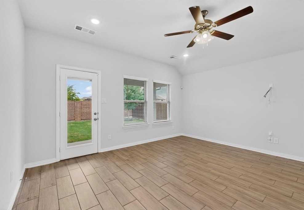 4009 Mockingbird Ln - Photo 4 of 33