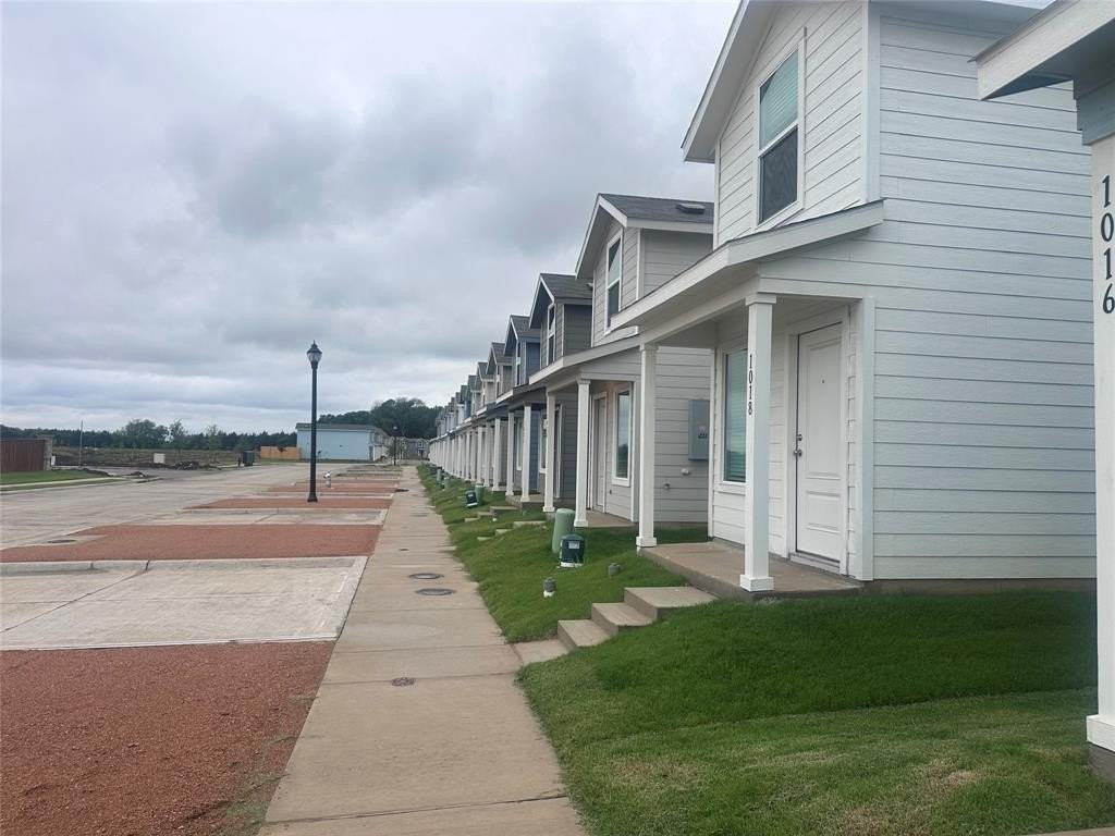 1022 Robin Hill Ln - Photo 2 of 24