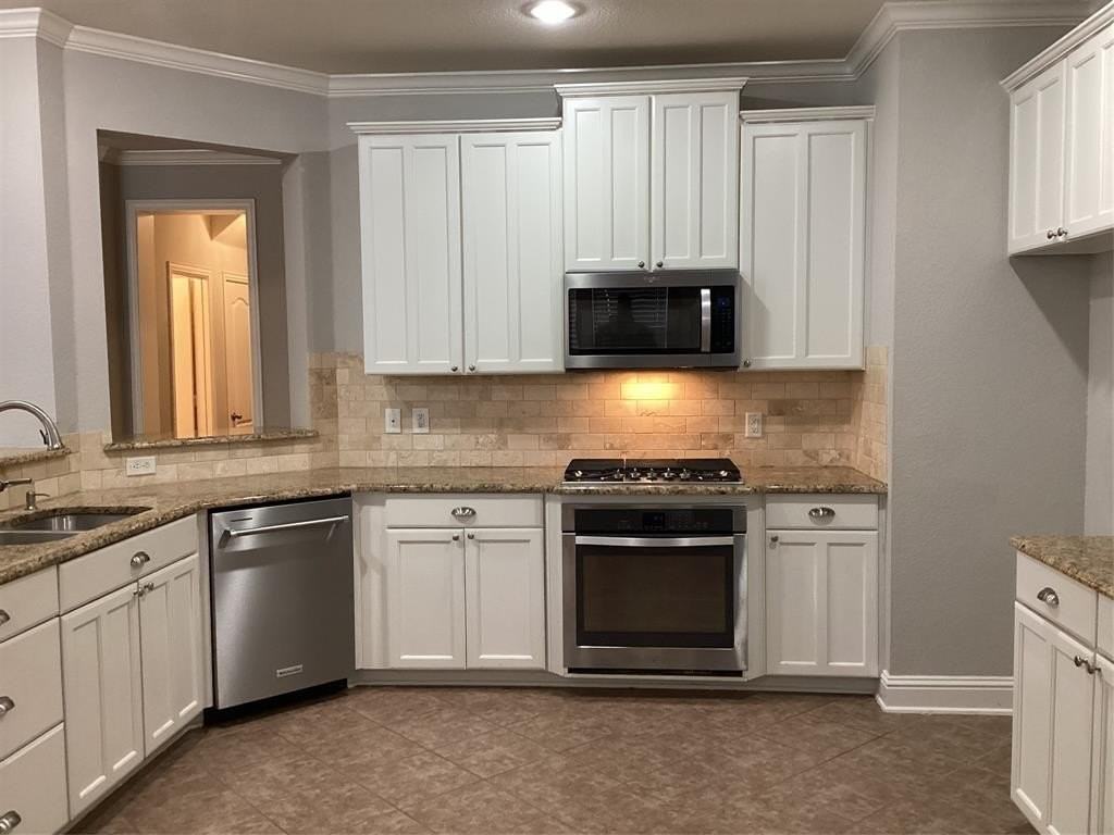 9756 Sinclair St - Photo 4 of 34