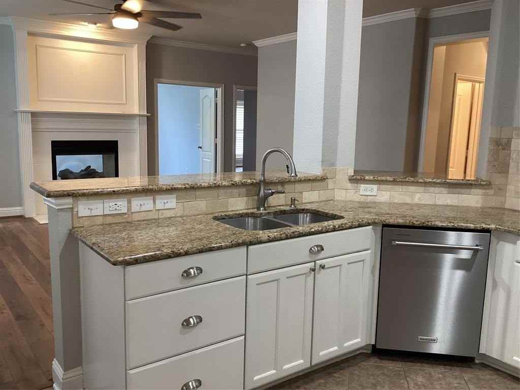 9756 Sinclair St - Photo 5 of 34