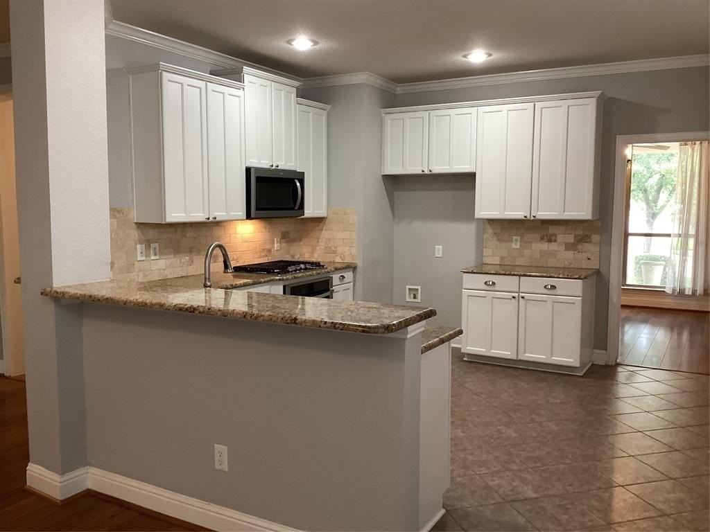 9756 Sinclair St - Photo 6 of 34